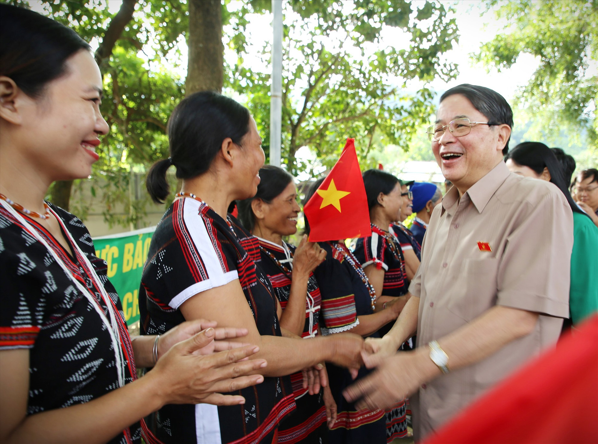 Phó Chủ tịch Quốc hội Nguyễn Đức Hải vui cùng ngày hội Đại đoàn kết với đồng bào Cơ Tu. Ảnh: ALĂNG NGƯỚC