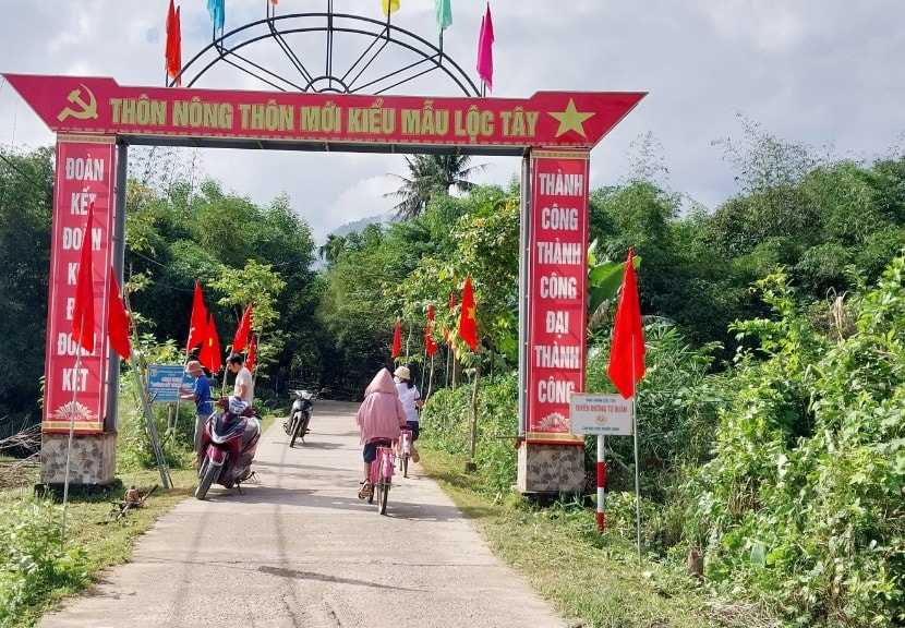 Người dân xã Quế Lộc chuẩn bị cho ngày hội Đại đoàn kết ngay từ đầu tháng. Ảnh: P.T