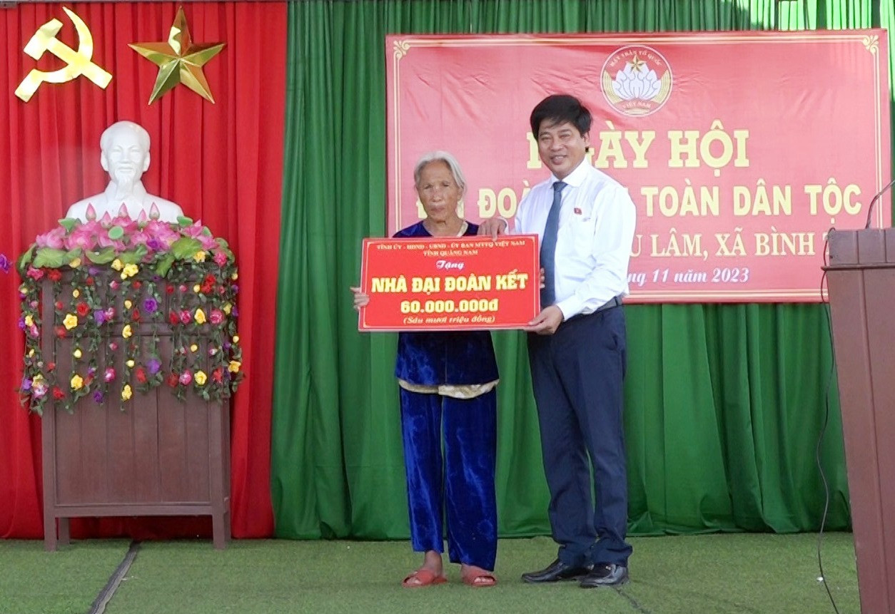 Phó Trưởng đoàn đại biểu Quốc hội Quảng Nam Dương Văn Phước trao biểu trưng tặng nhà đại đoàn kết cho hộ có hoàn cảnh khó khăn. Ảnh: MT