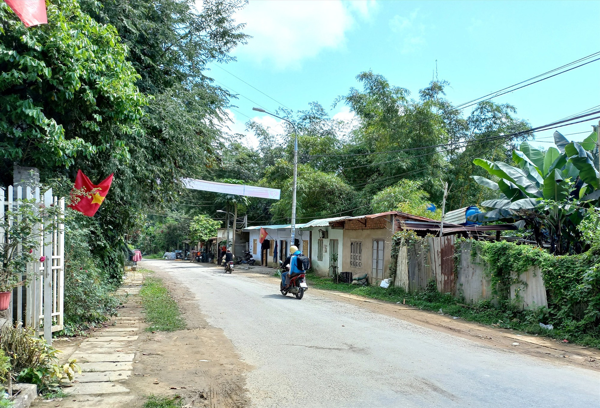 Quốc lộ 14G thị trấn P'rao, huyện Đông Giang, có mặt cắt hẹp, mặt đường xuống cấp. Ảnh: K.K