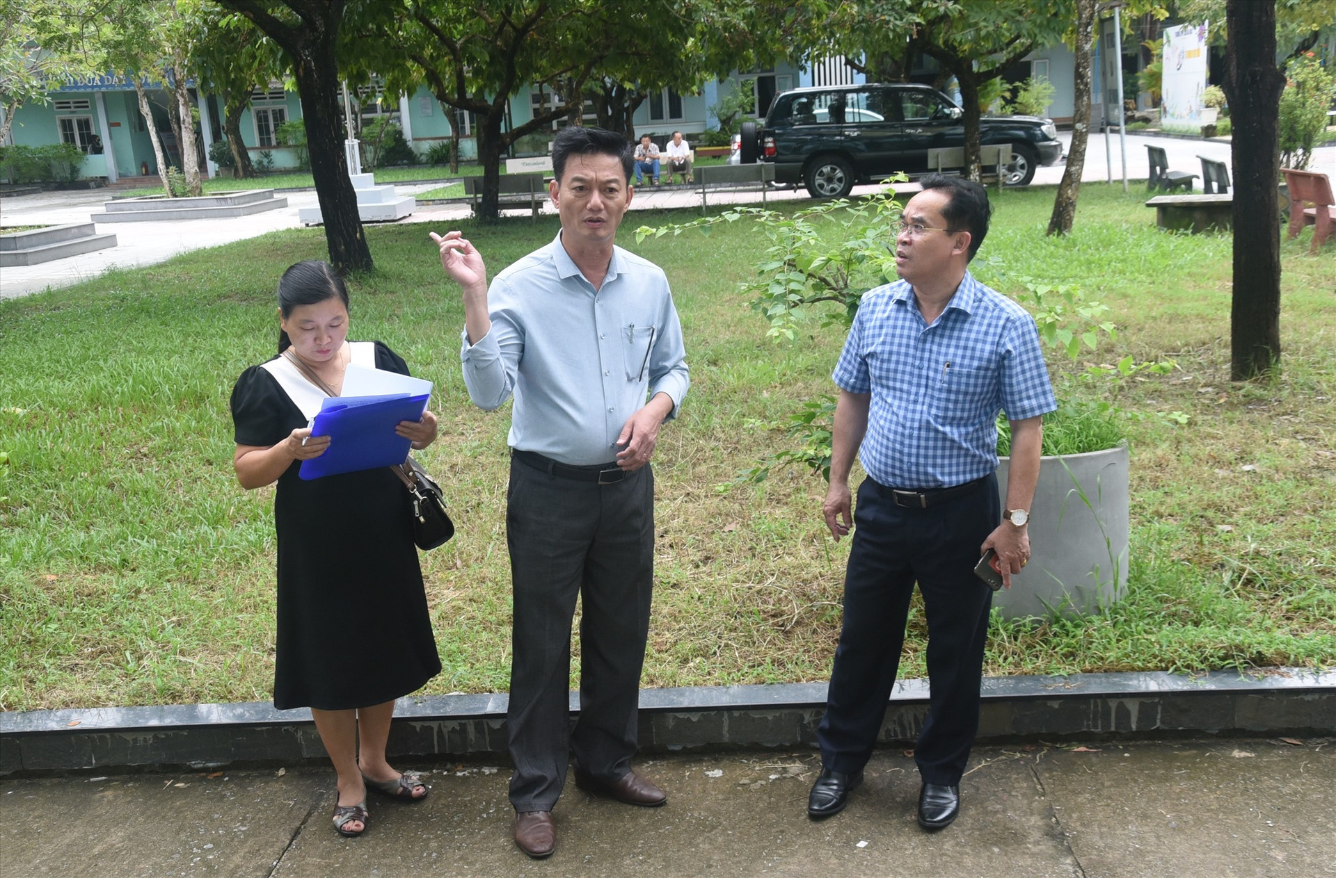 Phó Chủ tịch UBND tỉnh Trần Anh Tuấn khảo sát tại Trường THPT Cao Bá Quát. Ảnh: X.P