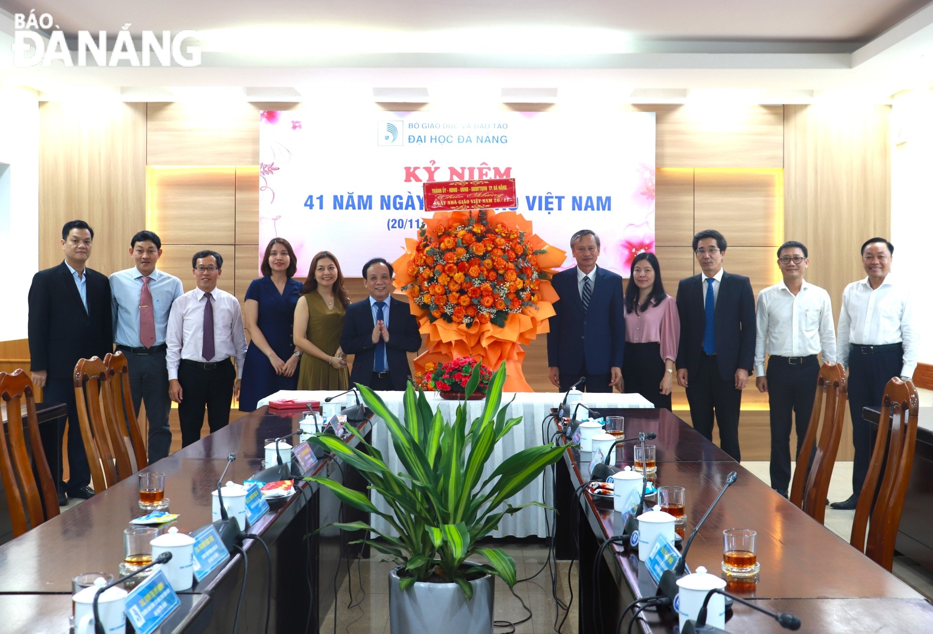 Trưởng ban Tuyên giáo Đoàn Ngọc Hùng Anh (thứ 5, bên phải sang) thăm, chúc mừng Đại học Đà Nẵng nhân kỷ niệm 41 năm ngày Nhà giáo Việt Nam. Ảnh: N.Q