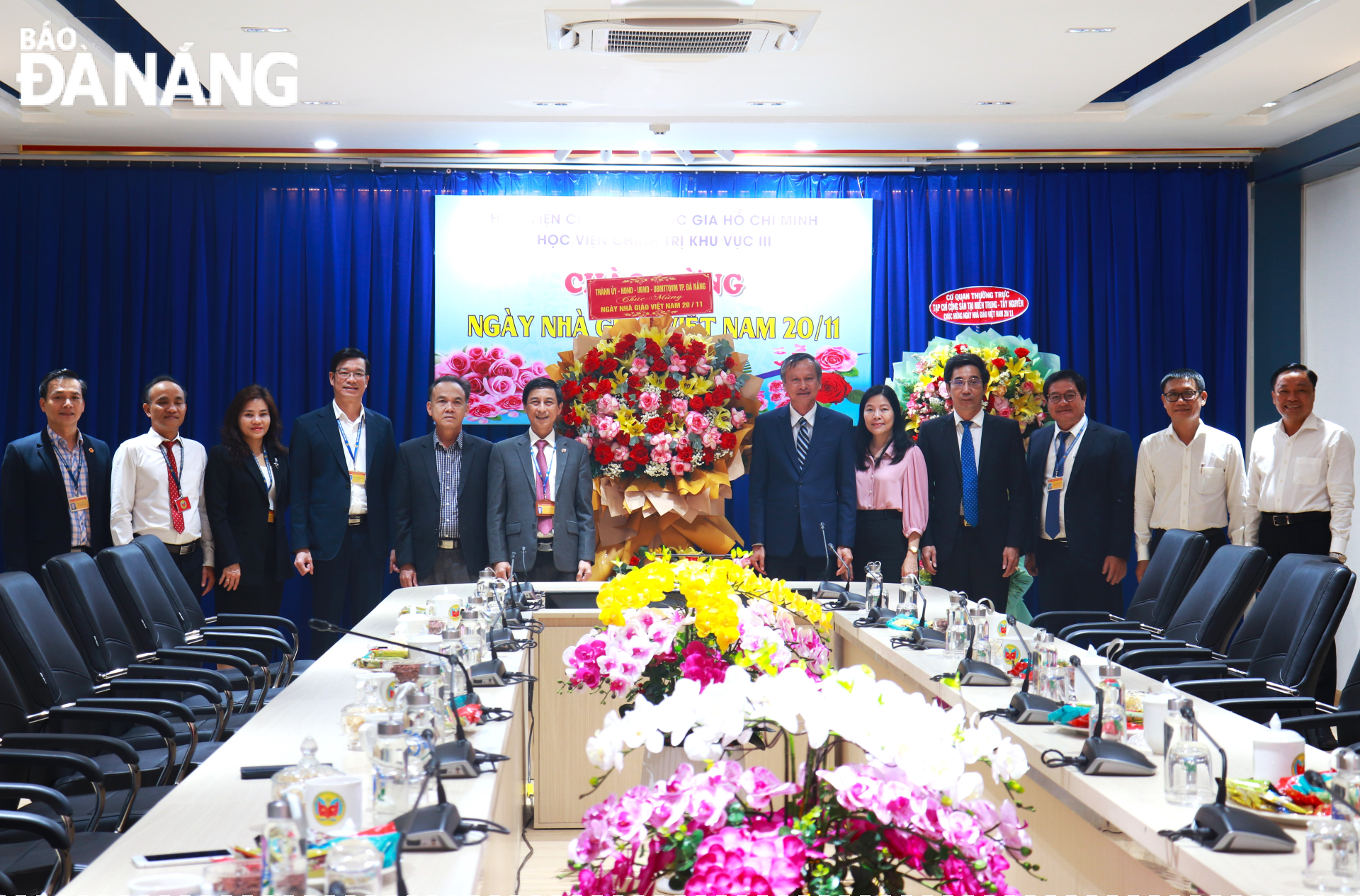 Trưởng ban Tuyên giáo Đoàn Ngọc Hùng Anh (thứ 6, bên phải sang) thăm, chúc mừng Học viện Chính trị Khu vực 3 nhân kỷ niệm 41 năm ngày Nhà giáo Việt Nam. Ảnh: N.Q