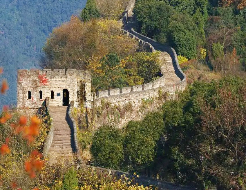 Một đoạn tường thành cổ Lâm Hải (ảnh trên trang du lịch Baidu).