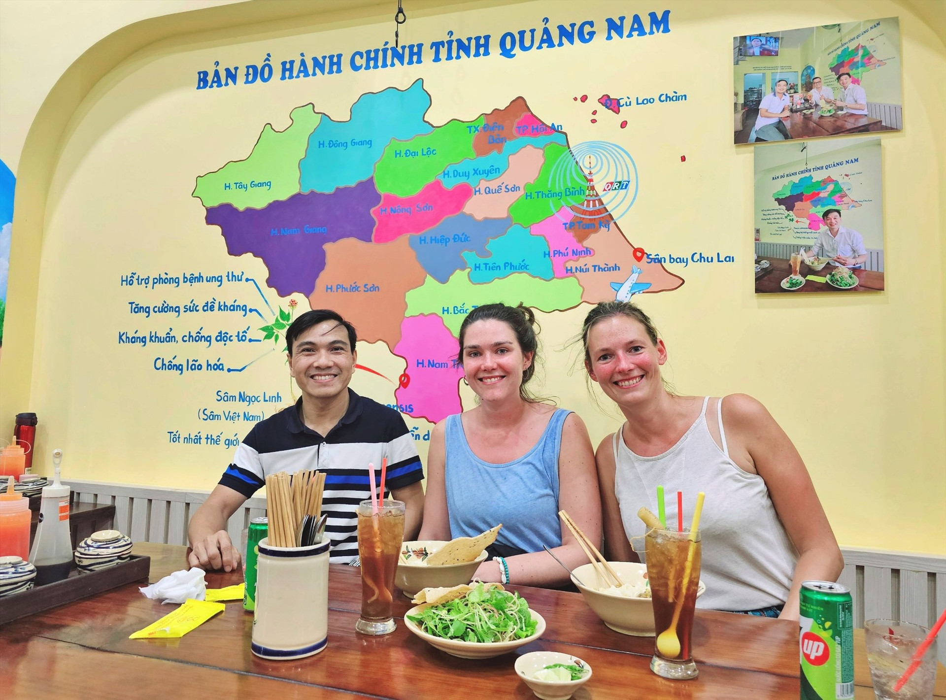 Những vị khách nước ngoài thưởng thức mì Quảng sâm Ngọc Linh.