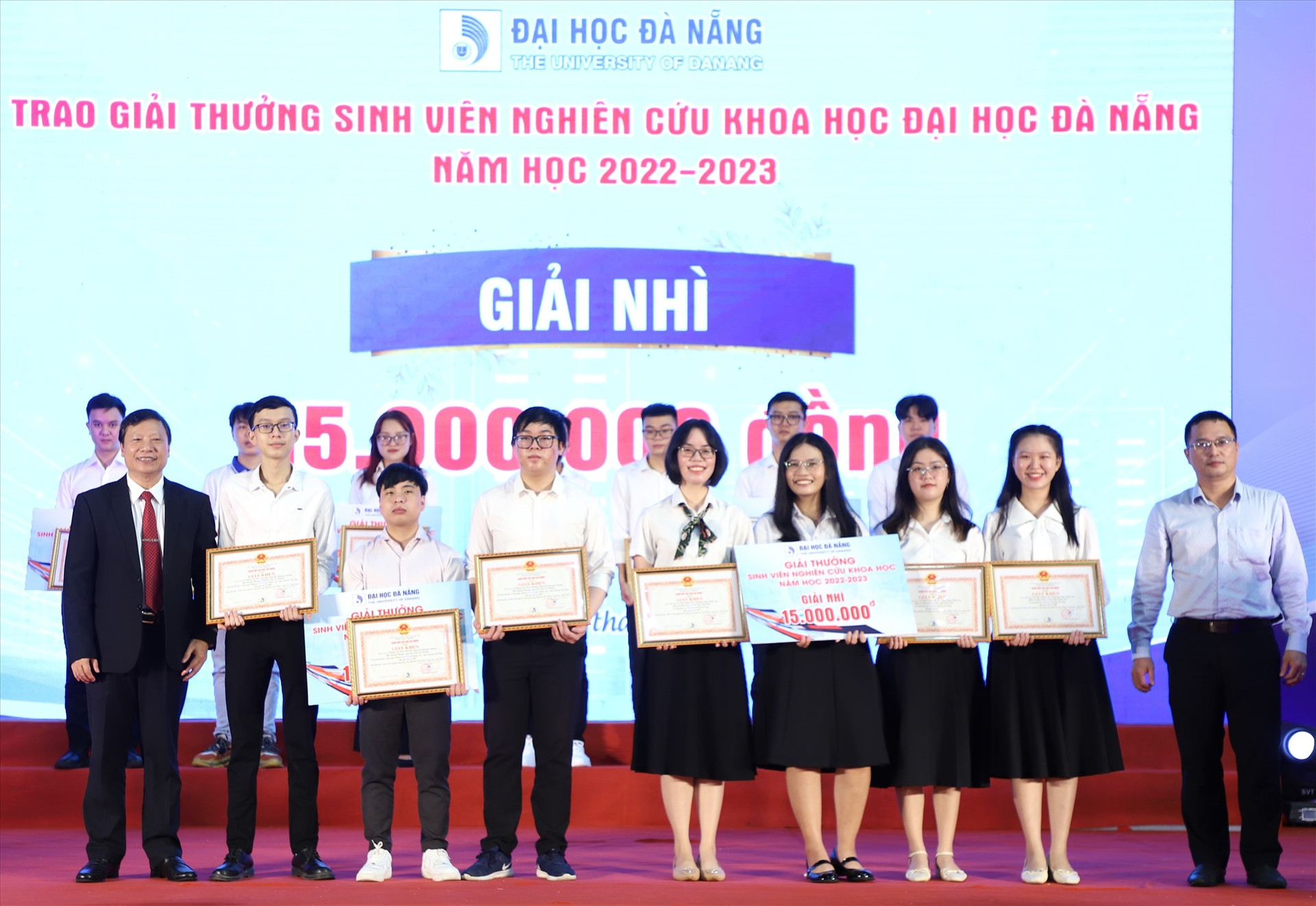 Lãnh đạo ĐHĐN trao giải NHì Giải thưởng Sinh viên NCKH năm học 2022-2023 . Ảnh QUẾ LÂM