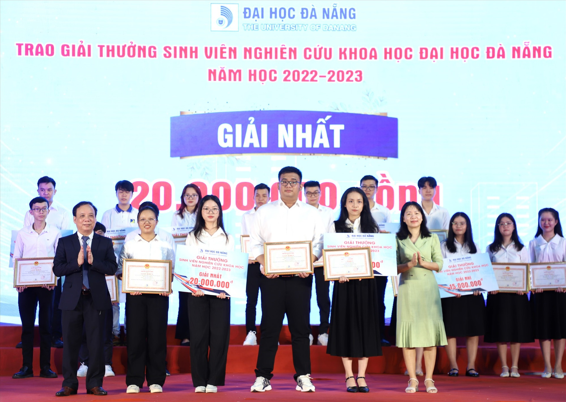 Lãnh đạo Đại học Đà Nẵng trao giải Nhất cho Sinh viên, nhóm Sinh viên nghiên cứu khoa học năm học 2022-2023, Ảnh QUẾ LÂM