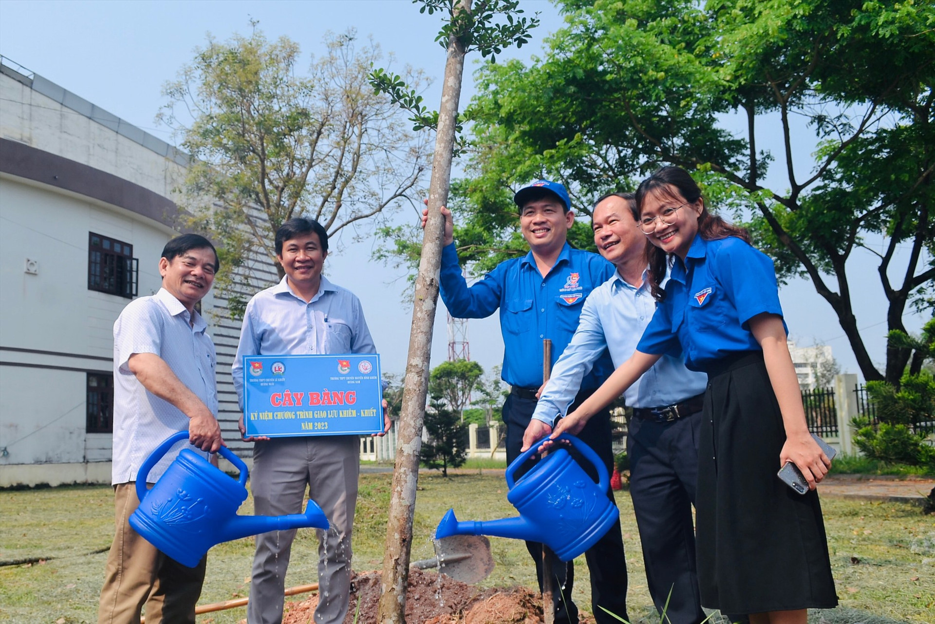 Bí thư đoàn Mai Thị Lệ Huyền cùng Ban giám hiệu 2 Trường THPT chuyên Nguyễn Bỉnh Khiêm và Trường THPT Lê Khiết giao lưu, trồng cây xanh