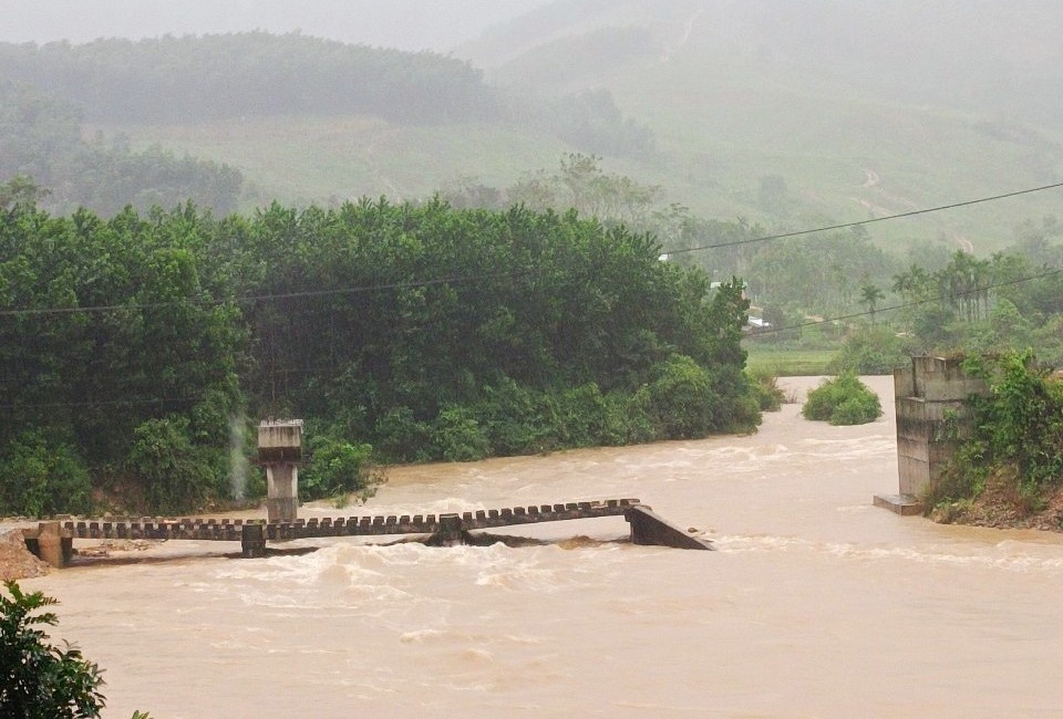 Nước lũ tại khu vực cầu K25 nối liền giữa xã Trà Sơn và Trà Tân.