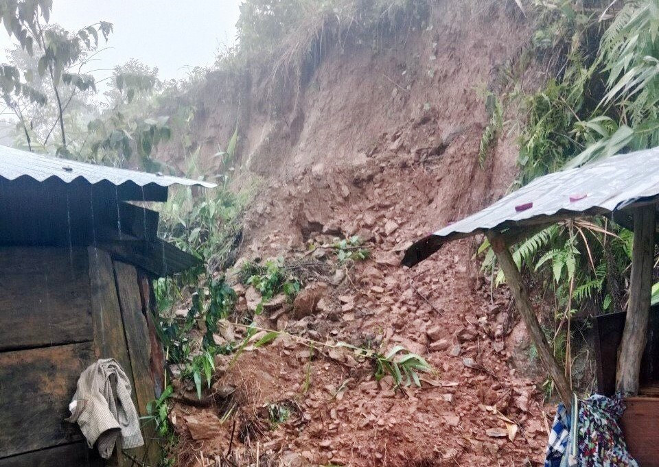 Đất đá sạt vào phía sau nhà 1 hộ dân tại thôn 3 xã Trà Bui.