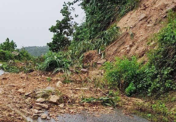 Đường ĐH 8 qua thôn 3 xã Trà Bui bị sạt lở lớn.