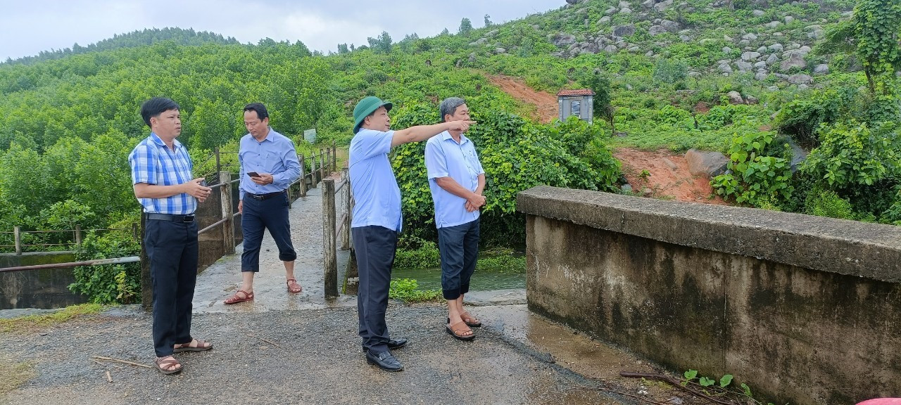 Lãnh đạo huyện Đại Lộc đi kiểm tra các hồ đập trên địa bàn. Ảnh: N.D