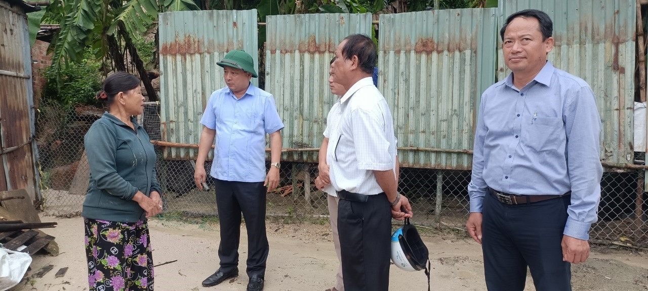Đồng chí Nguyễn Hảo kiểm tra khu vực sạt lở nhà dân ở thị trấn Ái Nghĩa. Ảnh: N.D