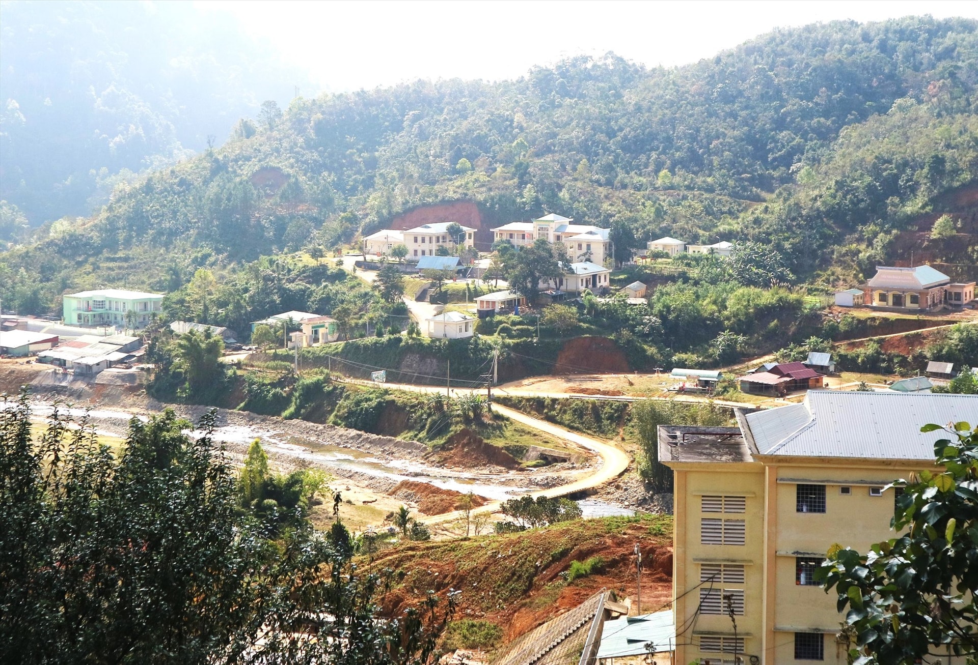 Tập trung giải ngân nguồn vốn, cơ hội để Tây Giang triển khai hoàn thiện và đảm bảo các dự án công trình cho người dân. Ảnh: Đ.N