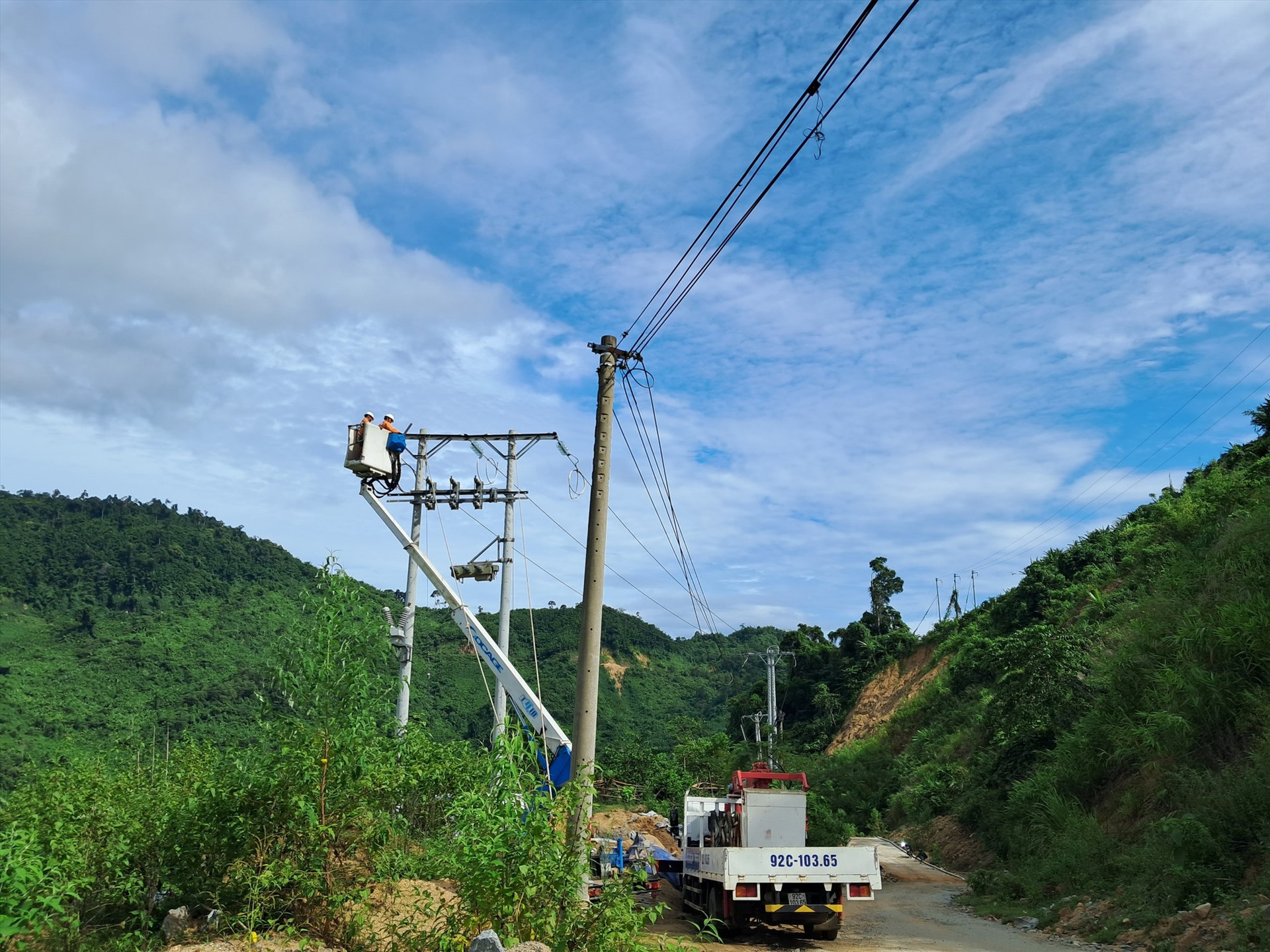Điện lực Nam Giang nỗ lực thi công hoàn thành đảm bảo tiến độ đề ra.