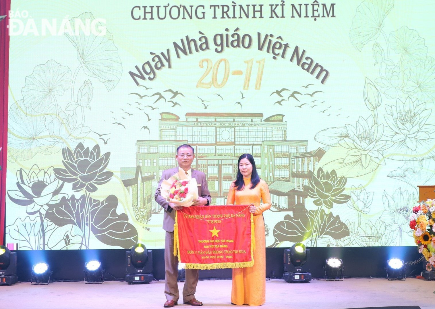 Giám đốc Sở Giáo dục và Đào tạo Lê Thị Bích Thuận trao Cờ đơn vị dẫn đầu phong trào thi đua năm học 2022-2023 của UBND thành phố cho Trường Đại học Sư phạm.