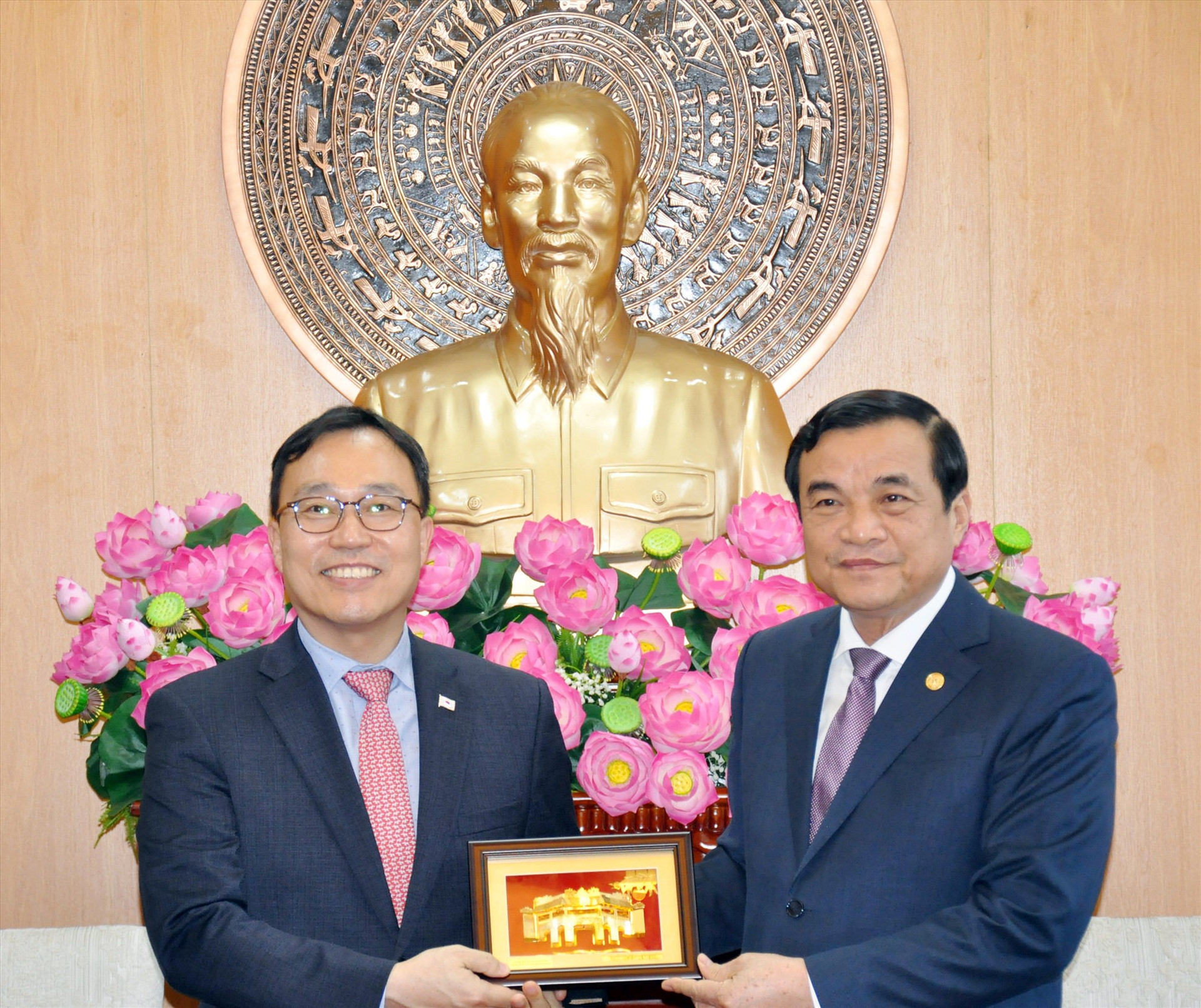 Bí thư Tỉnh ủy Phan Việt Cường tặng quà lưu niệm cho ông Choi Youngsam - Đại sứ đặc mệnh toàn quyền Hàn Quốc tại Việt Nam. Ảnh: N.ĐOAN