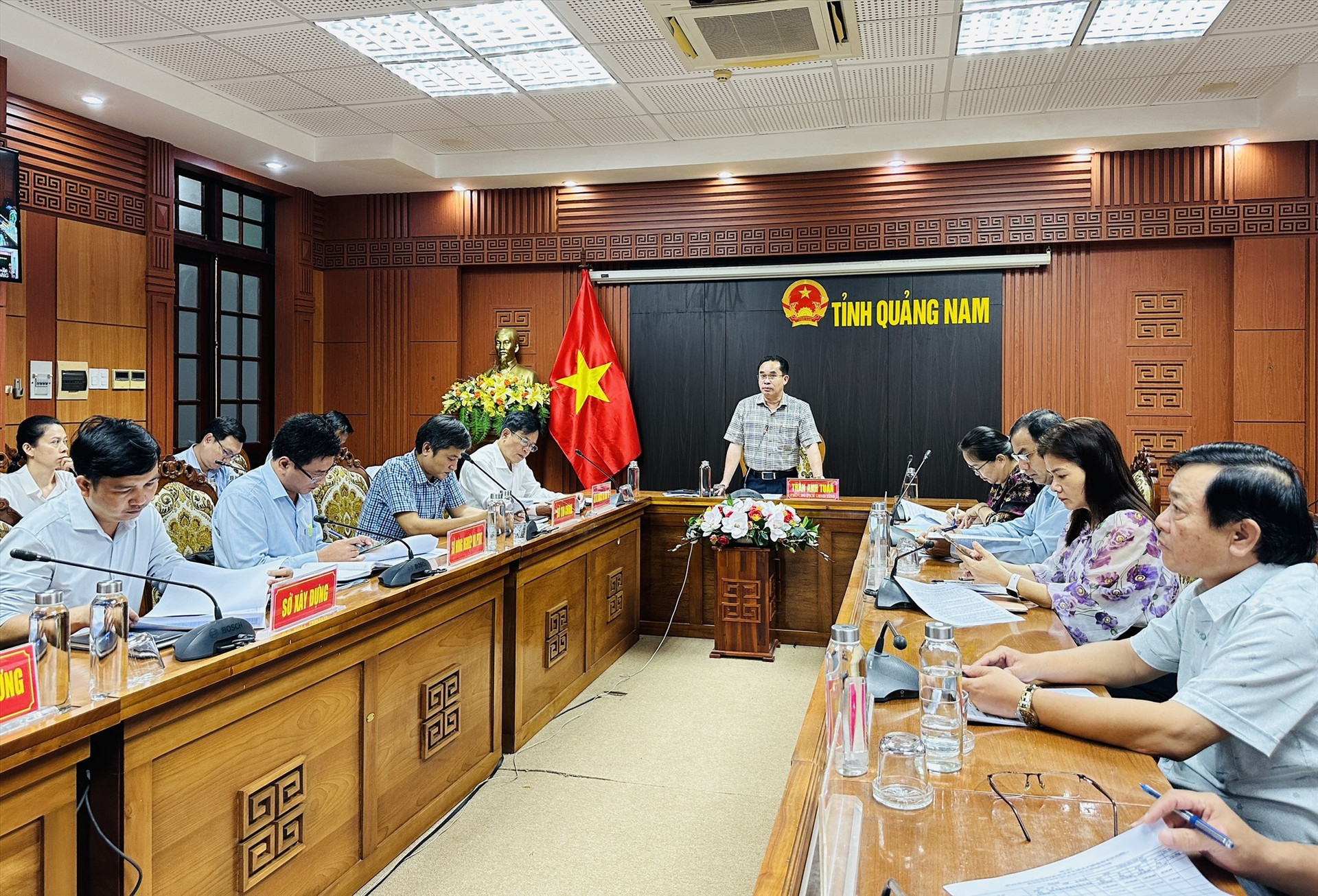 Phó Chủ tịch UBND tỉnh Trần Anh Tuấn phát biểu tại cuộc họp. Ảnh: ALĂNG NGƯỚC