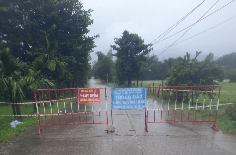 Cầu Khe Rinh, xã Phước Ninh, khu vực xung yếu đã được chốt chặn từ chiều 14/11. Ảnh: N.P