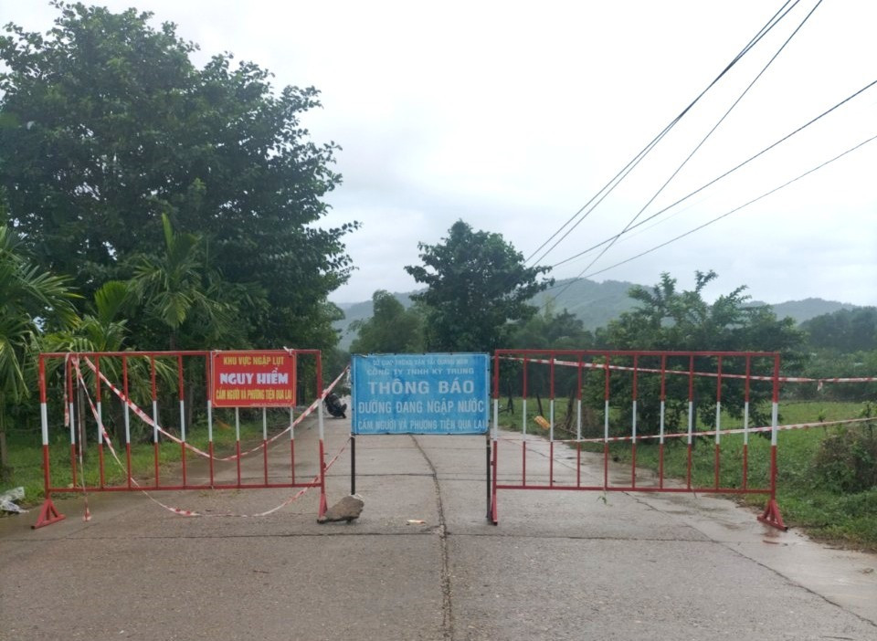 Đơn vị quản lý quốc lộ 14H rào chắn, cảnh báo không cho lưu thông qua cầu Khe Rinh. Ảnh: C.T