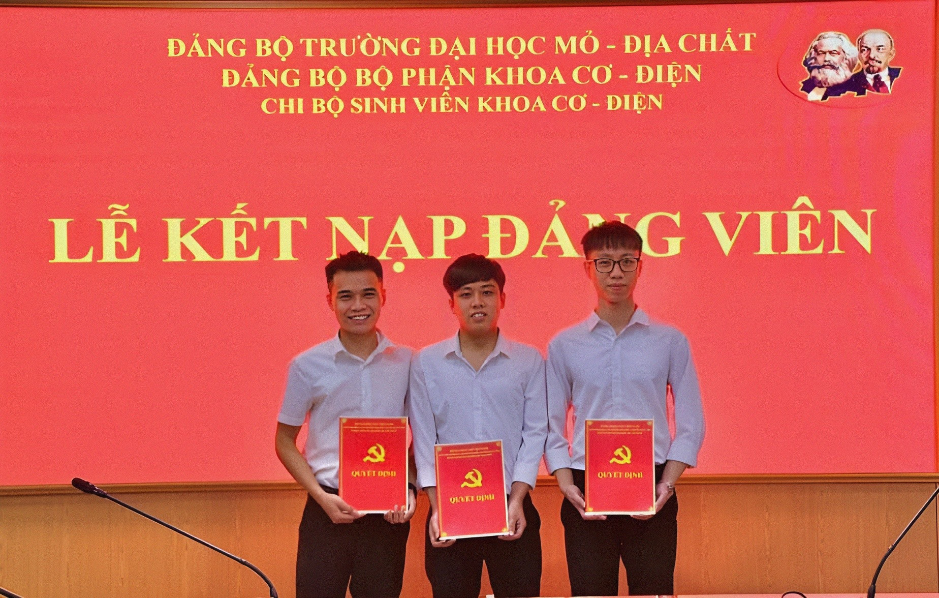 Đảng viên sinh viên Nguyễn Thành Lân (đứng giữa) kết nạp Đảng năm 2023 tại Trường Đại học Mỏ - Địa chất