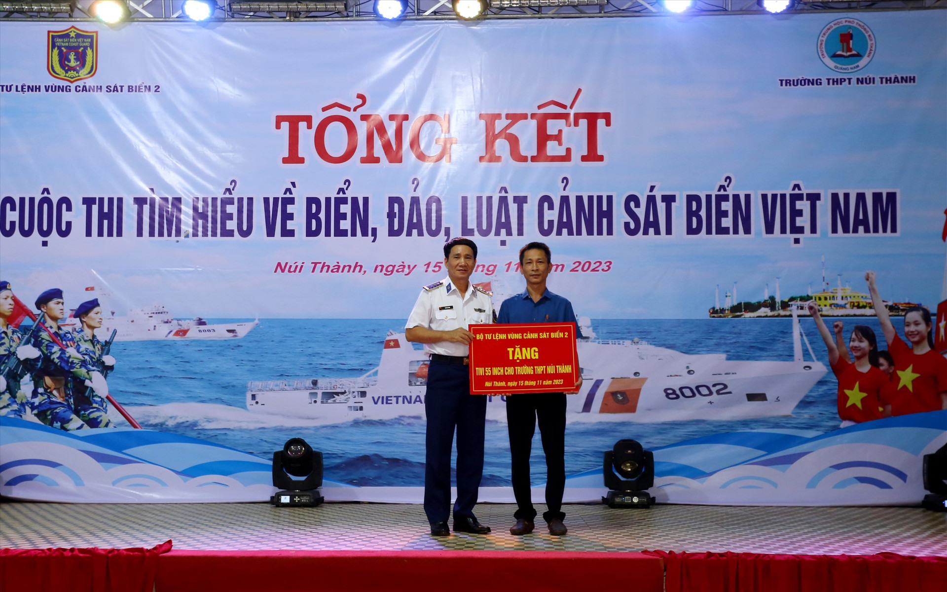 Bộ Tư lệnh Vùng Cảnh sát biển 2 trao tặng tivi cho trường THPT Núi Thành. Ảnh: T.C