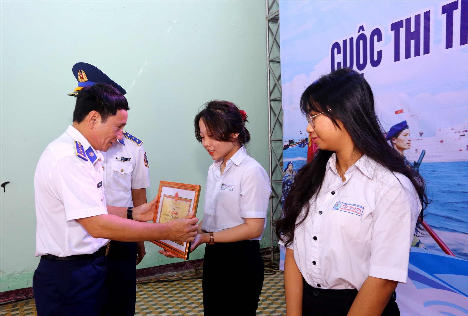 Đại tá Lê Huy Sinh - Chính ủy Bộ Tư lệnh Vùng Cảnh sát biển 2 tặng giấy khen cho các tập thể xuất sắc tại cuộc thi. Ảnh: T.C