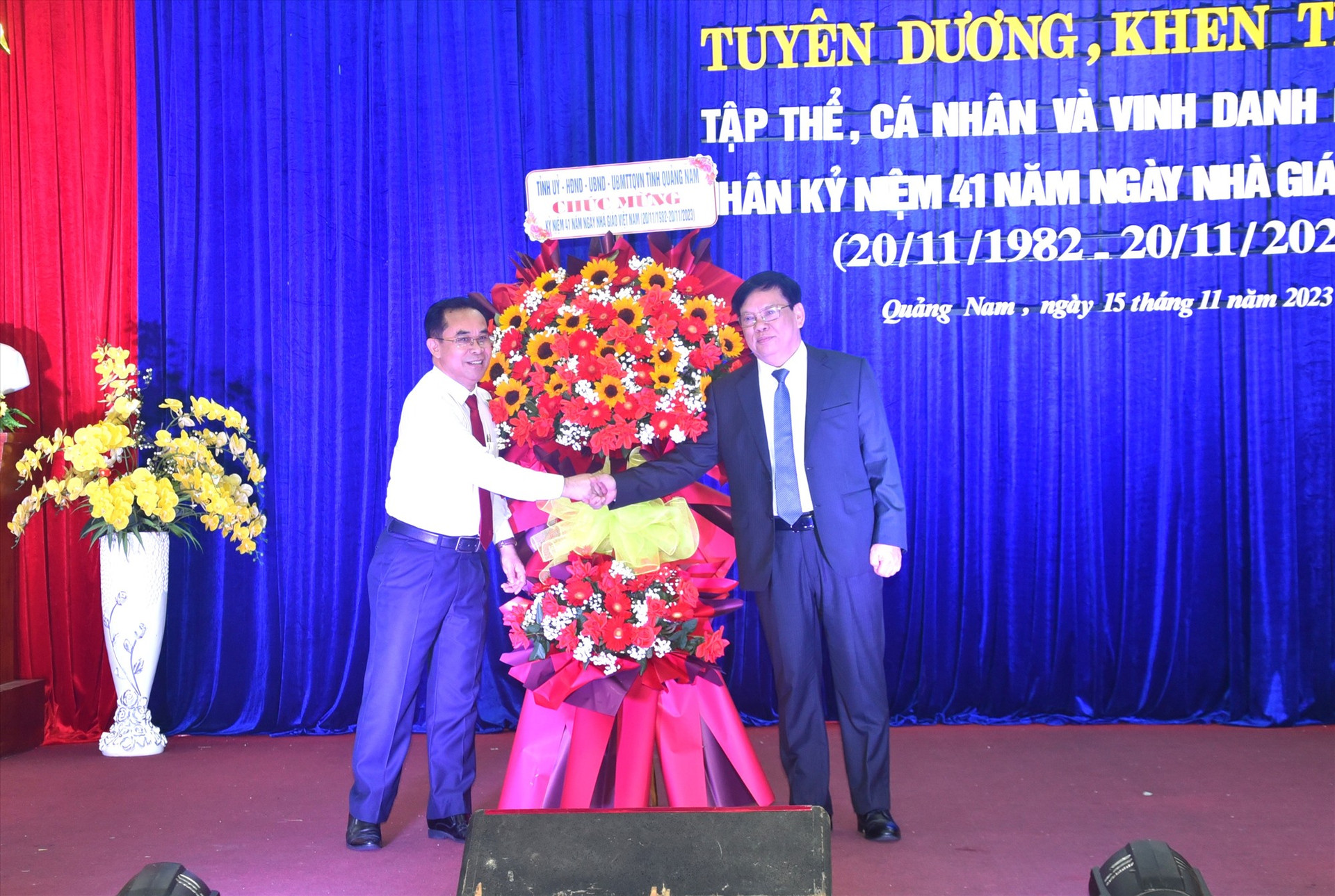 Phó Chủ tịch UBND tỉnh Trần Anh Tuấn tặng hoa cho Sở GD-ĐT nhân lễ tuyên dương và kỷ niệm ngày Nhà giáo Việt Nam. Ảnh: X.P