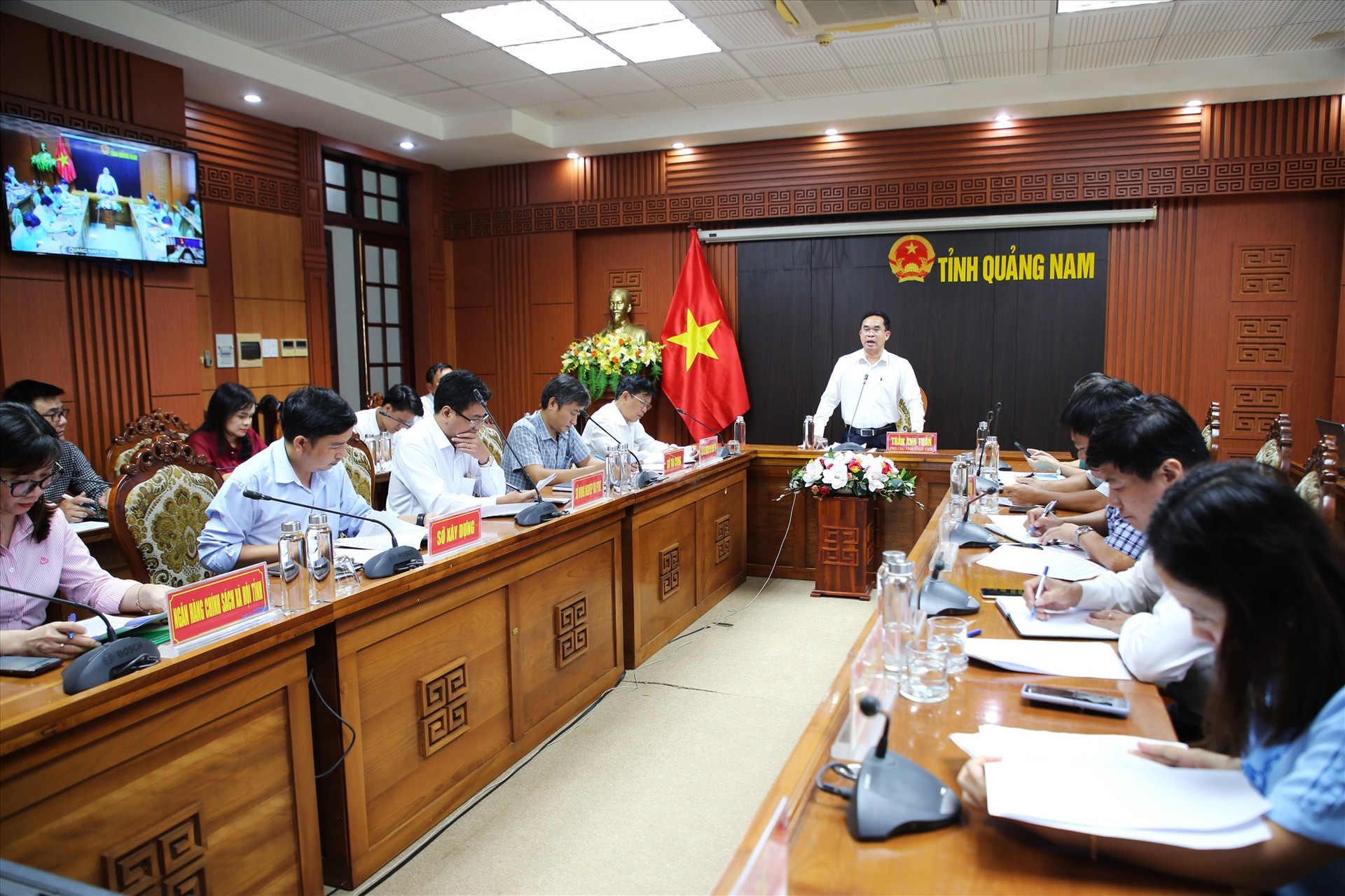 Phó Chủ tịch UBND tỉnh Trần Anh Tuấn chủ trì cuộc họp điểm cầu của tỉnh. Ảnh: A.N