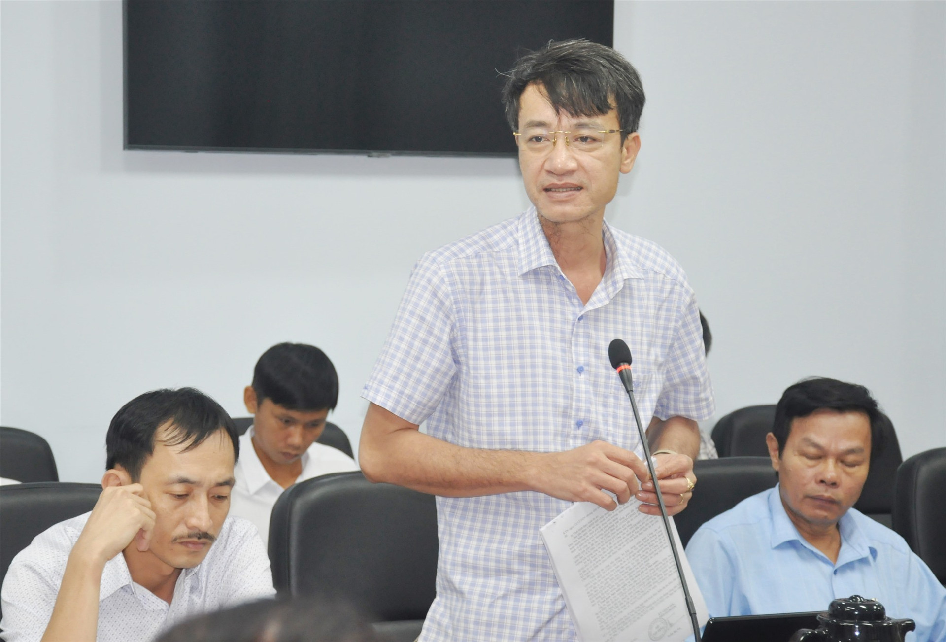 Ông Nguyễn Trường Sơn - Phó Giám đốc Sở TN-MT trao đổi về các nội dung liên quan. Ảnh: P.V