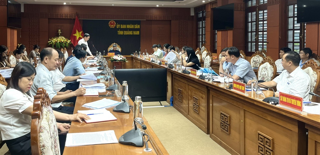 Phó Chủ tịch UBND tỉnh Hồ Quang Bửu yêu cầu tiếp nhận các ý kiến đóng góp để hoàn thiện dự thảo Nghị quyết trình kỳ họp HĐND tỉnh sắp tới. Ảnh: X.H