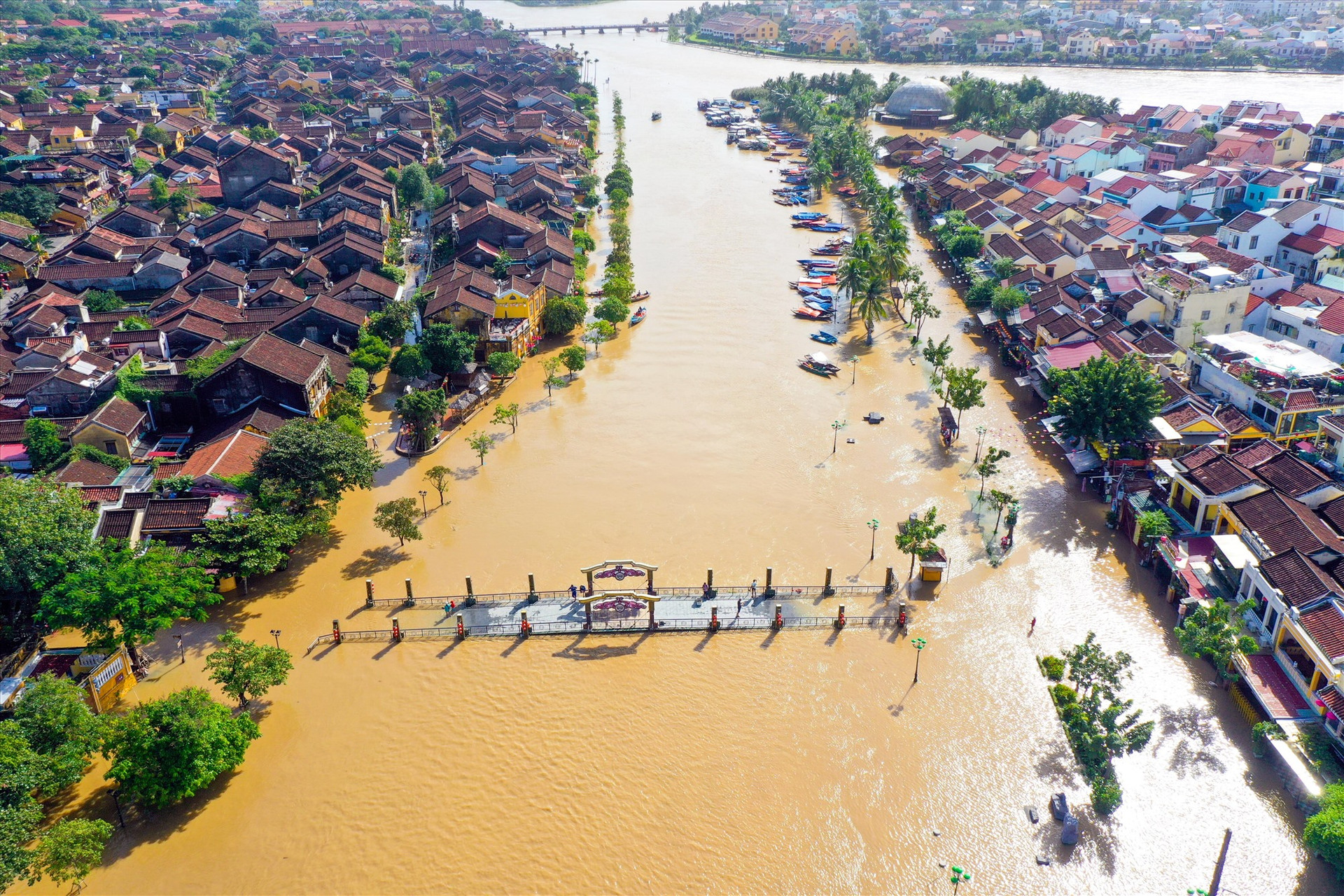 Cầu An Hội bắt qua đôi bờ sông Hoài bị ngập nước lũ.