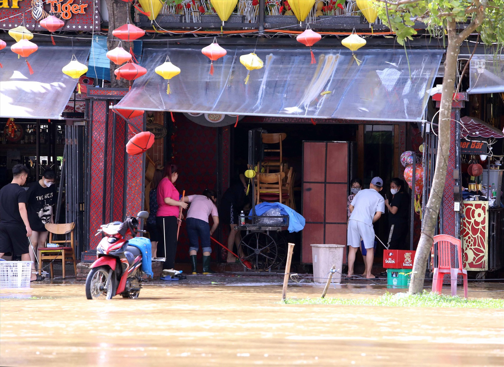 Các hàng quán kinh doanh cũng tranh thủ dọn vệ sinh để kinh doanh trở lại.