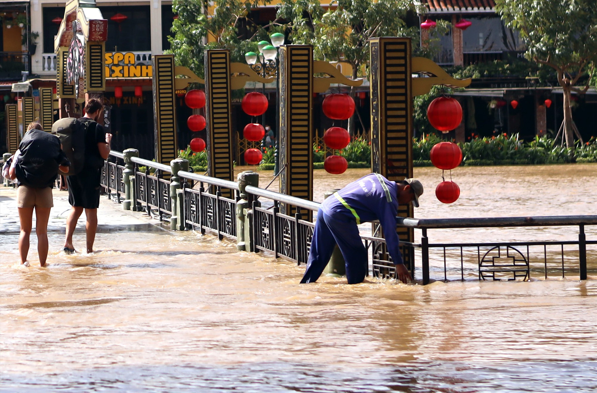 Công nhân vệ sinh môi trường đi kiểm tra khơi thông dòng chảy để lũ rút nhanh hơn.