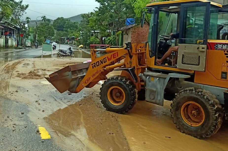 Huy động động xe xúc dọn bùn đất trên Quốc lộ 40B qua làng Trấn Dương (thị trấn Trà My).