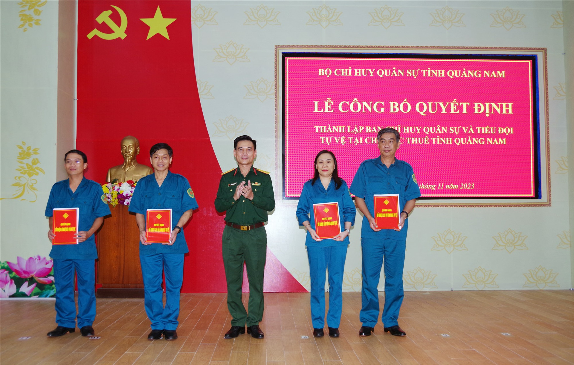 Thượng tá Nguyễn Hữu Thắng, Phó CHT Bộ CHQS tỉnh trao Quyết định thành lập Ban CHQS Tự vệ Cục Thuế tỉnh Quảng Nam.