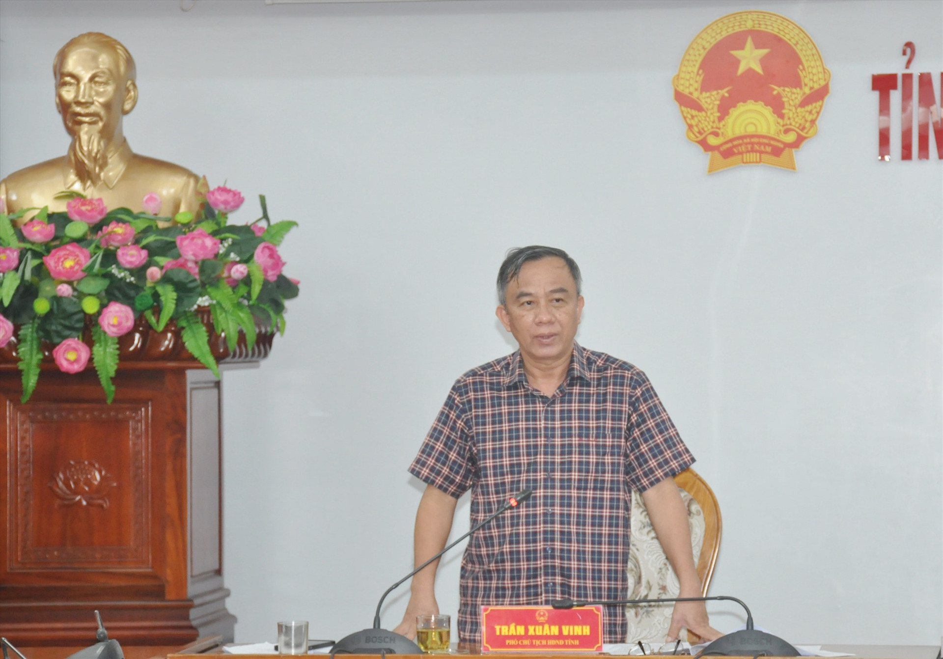 Phó Chủ tịch HĐND tỉnh Trần Xuân Vinh chủ trì cuộc họp chiều nay 15/11. Ảnh: N.Đ