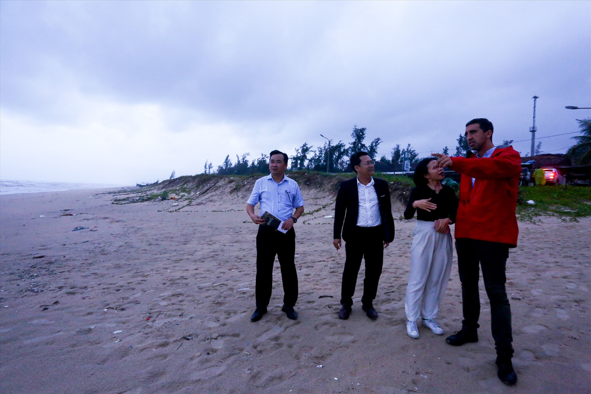 Đoàn công tác kiểm tra thực địa tại bờ biển Tam Thanh vào chiều tối cùng ngày