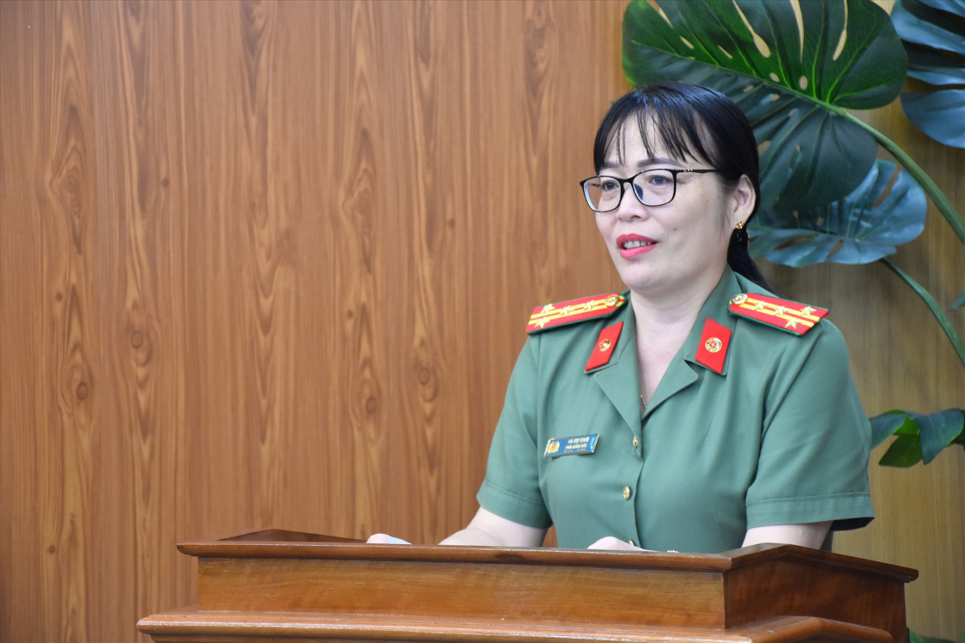 Đại tá Võ Thị Trinh - Phó Giám đốc Công an tỉnh phát biểu tại buổi gặp