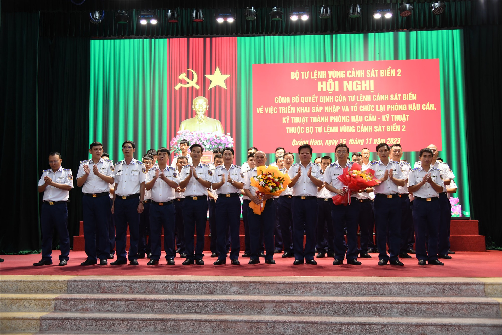 Lãnh đạo Bộ Tư lệnh Vùng Cảnh sát biển 2 tặng hoa cho cán bộ, chiến sĩ Phòng Hậu cần - kỹ thuật sau khi sáp nhập