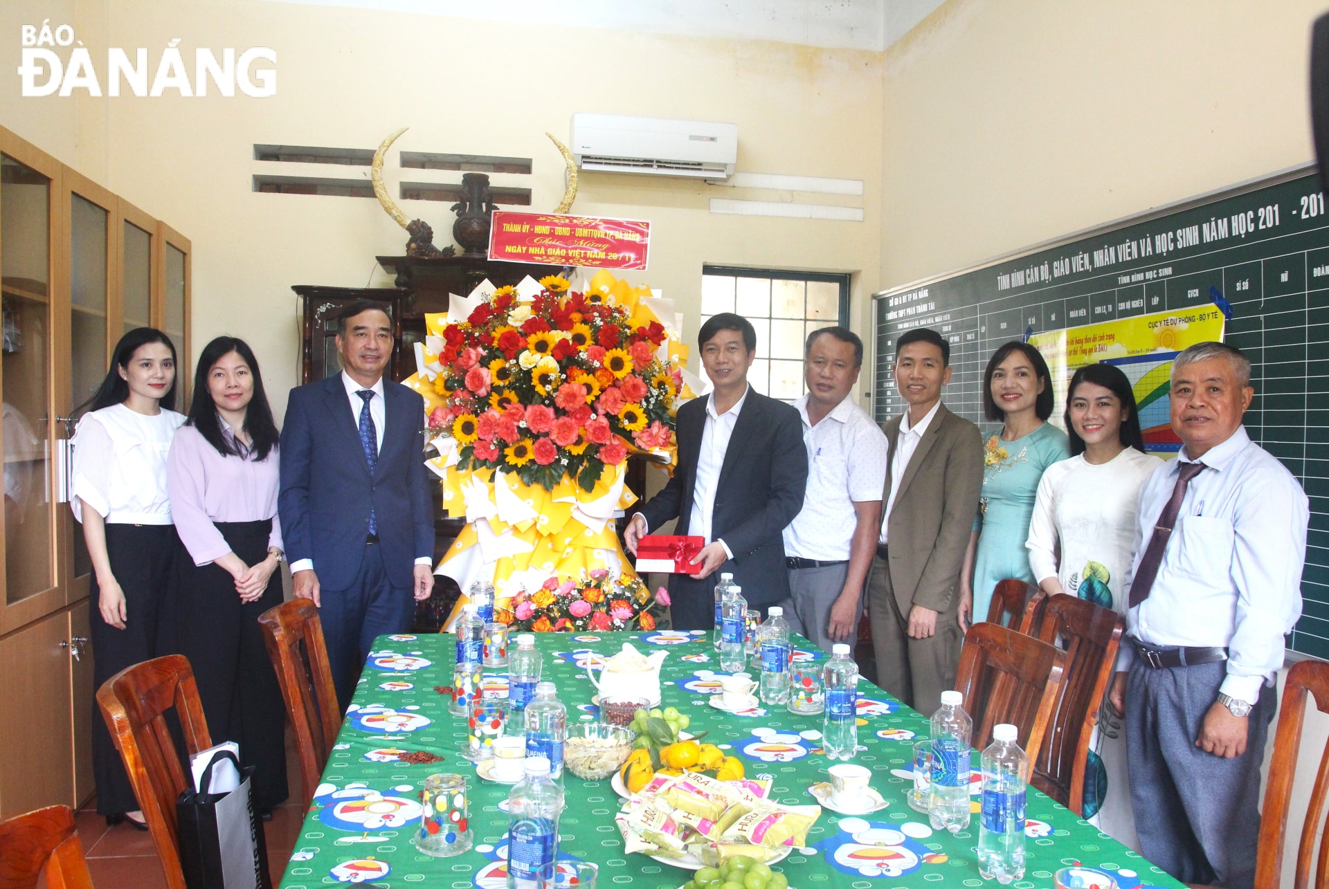 Chủ tịch UBND thành phố Lê Trung Chinh (thứ 3, bên trái sang) đến thăm, chúc mừng Trường THPT Phan Thành Tài (huyện Hòa Vang). Ảnh: N.Q