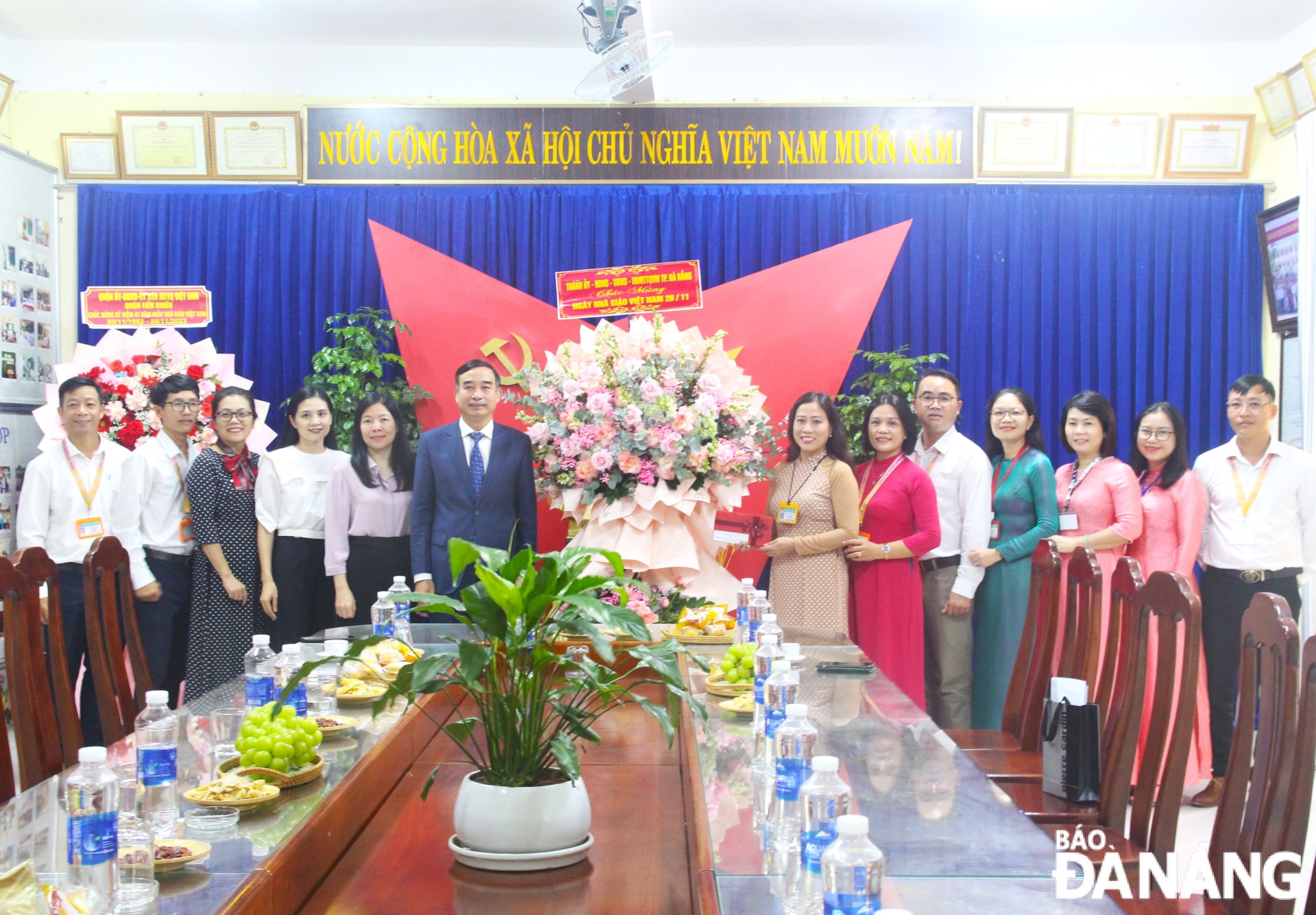 Chủ tịch UBND thành phố Lê Trung Chinh (thứ 6, bên trái sang) đến thăm, chúc mừng Trường THPT Nguyễn Thượng Hiền (quận Liên Chiểu). Ảnh: N.Q