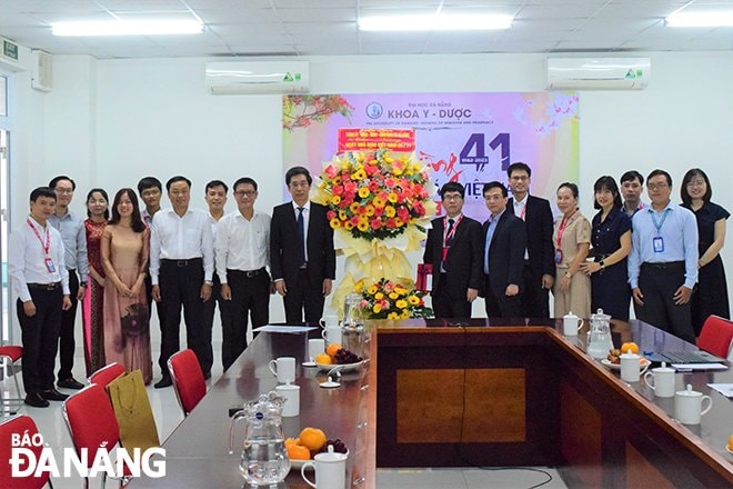 Phó Chủ tịch UBND thành phố Trần Chí Cường (thứ 9, bên trái sang) thăm, chúc mừng Khoa Y - Dược, Đại học Đà Nẵng. PHI NÔNG