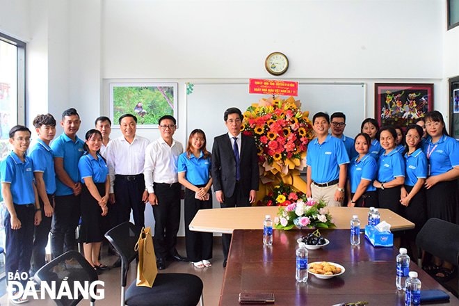 Phó Chủ tịch UBND thành phố Trần Chí Cường (thứ 9, bên trái sang) thăm, chúc mừng Trường Hy vọng. Ảnh: PHI NÔNG