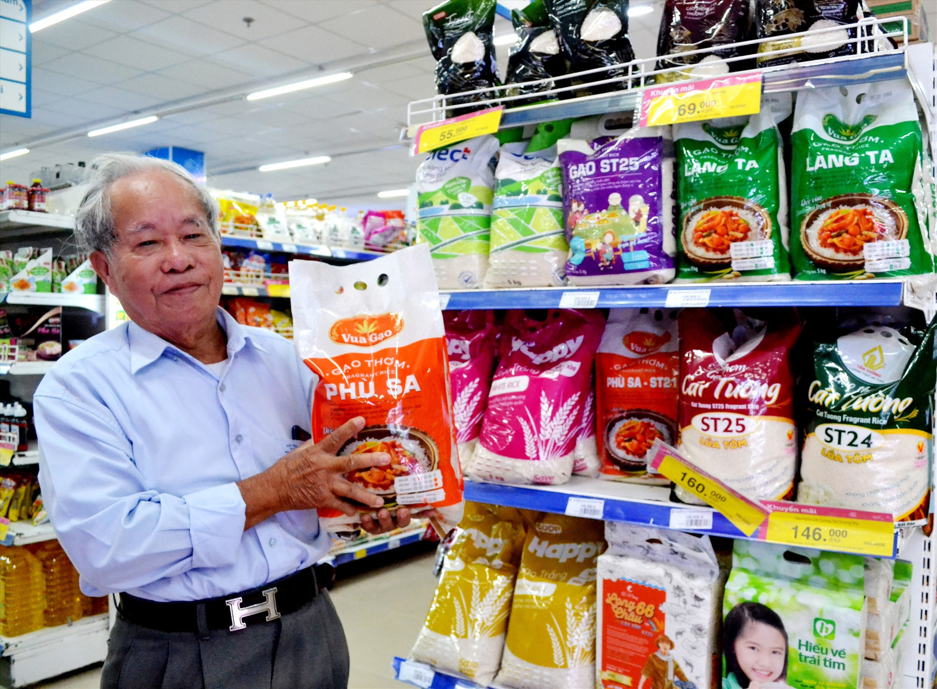 Người tiêu dùng chọn mua gạo ở siêu thị Co.opMart Tam Kỳ. Ảnh: Q.VIỆT