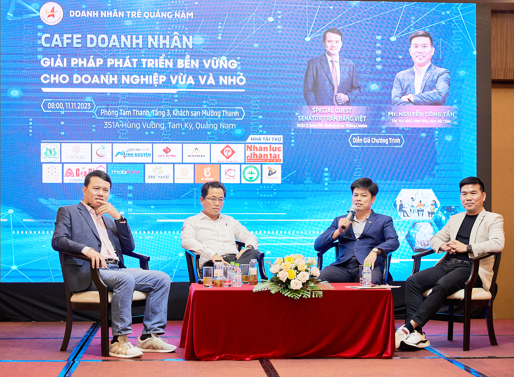 Các diễn giả và đại diện Hội Doanh nhân trẻ Đà Nẵng, Quảng Nam tham gia tọa đàm tại chương trình. Ảnh: PV