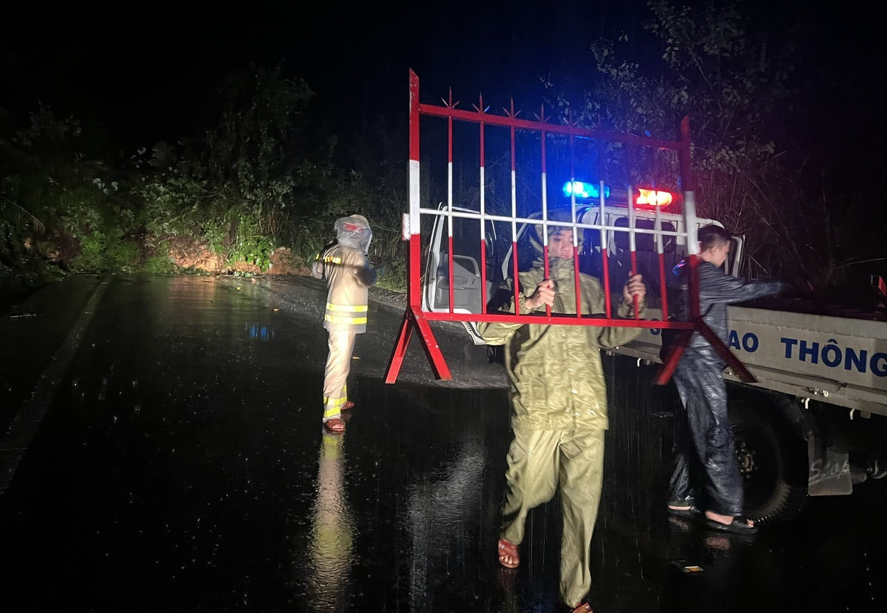 Lực lượng Công an xã Phước Hiệp chốt chặn không cho xe qua lại khu vực bị ngập nước.