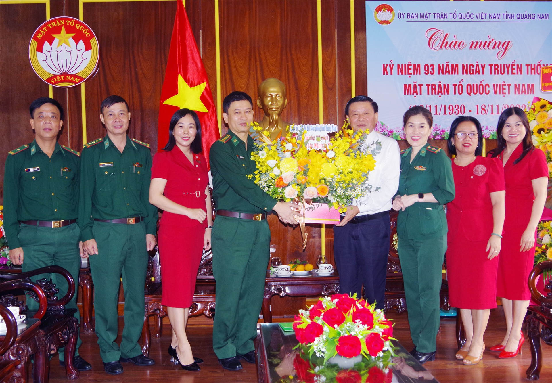 Lãnh đạo Bộ đội Biên phòng tỉnh tặng hoa chúc mừng nhân kỷ niệm 93 năm ngày truyền thống MTTQ Việt Nam. Ảnh: HỒNG ANH