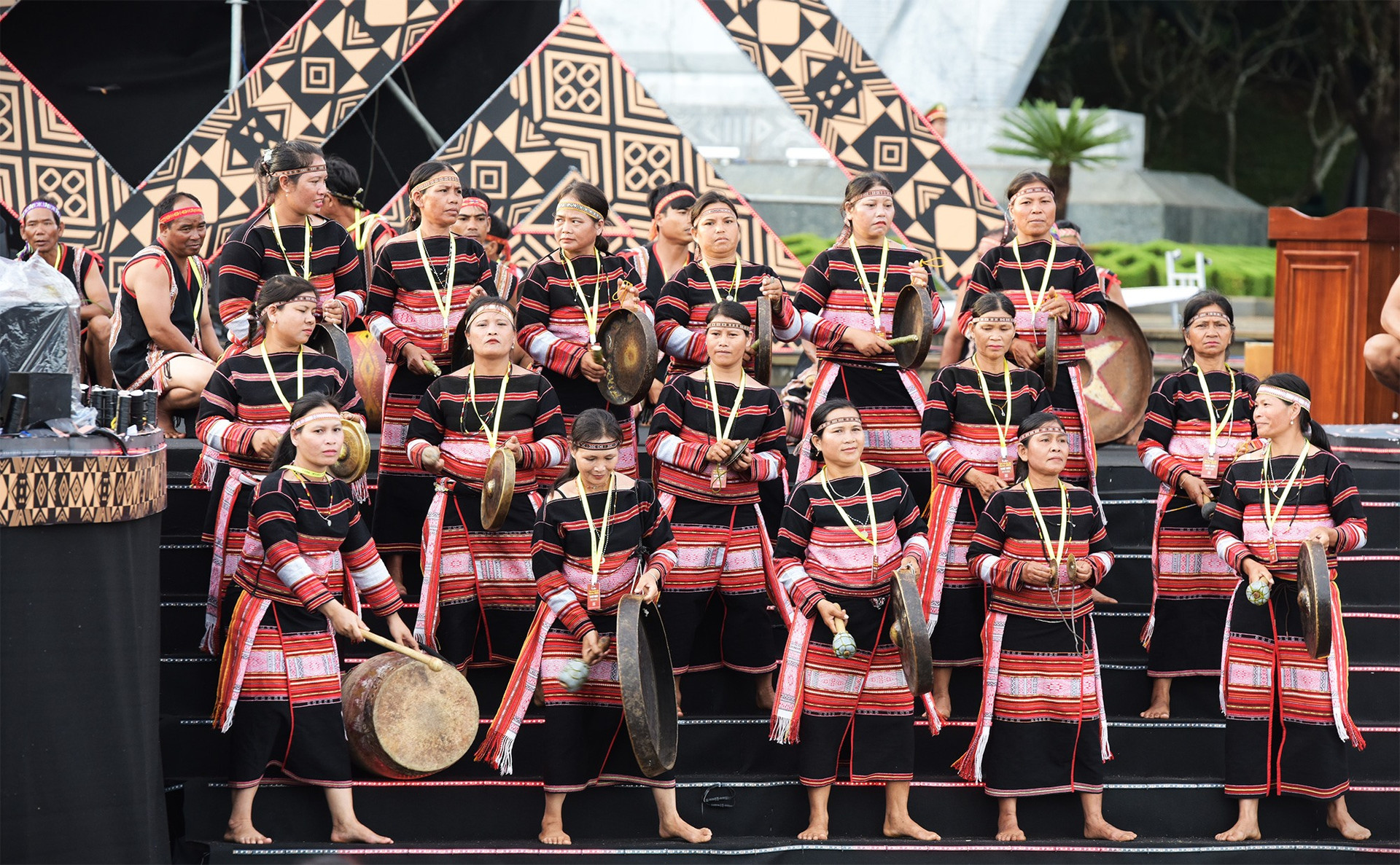 Cồng chiêng Tây Nguyên trải rộng suốt 5 tỉnh Kon Tum, Gia Lai, Đăk Lăk, Đăk Nông và Lâm Đồng được UNESCO công nhận là kiệt tác truyền khẩu và di sản văn hóa phi vật thể của nhân loại.