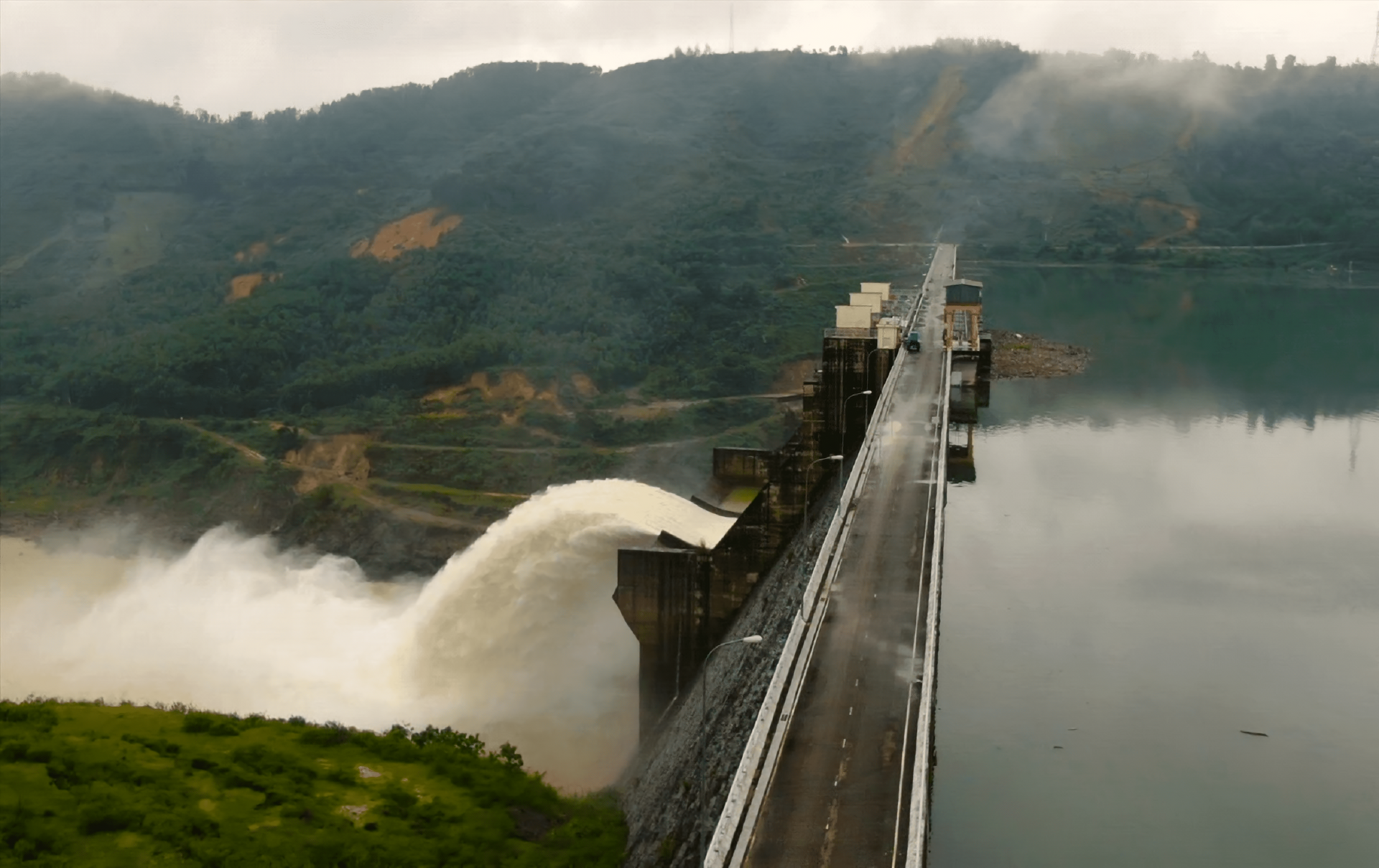 Công ty điều tiết hồ chứa thủy điện Sông Tranh 2 cắt giảm lũ  hiệu quả cho hạ du. Ảnh Quế Lâm
